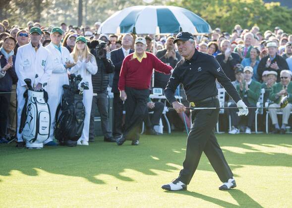 Honorary starters golf legends Gary Player watches his ball alongside fellow starter Jack Nicklaus during the opening ceremony for the 2018 Masters Tournament at the Augusta National Golf Club in Augusta, Georgia, on April 5, 2018.  AUG20180405310 KEVINxDIETSCH