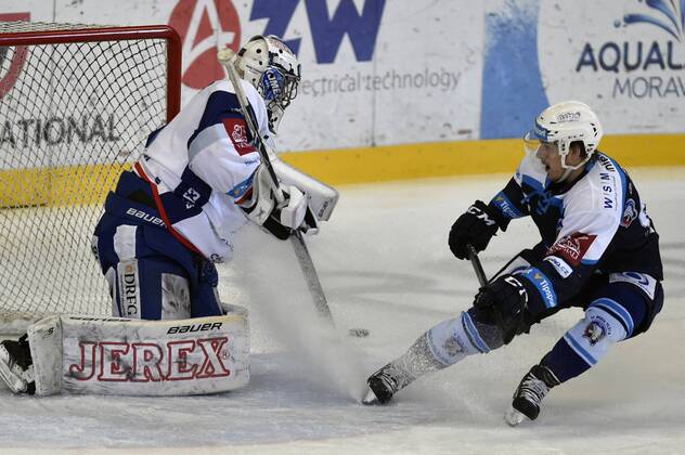 Semifinale play off hokejove extraligy - 4. zapas: HC Kometa Brno - HC Skoda Plzen, 5. dubna 2018 v Brne. Zleva brankar Brna Marek Ciliak a Miroslav Indrak z Plzne. CTKPhotoP201804050800301  _SAL0054