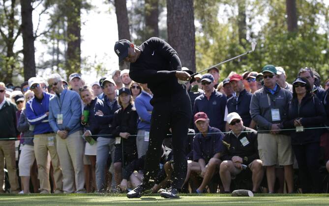 Tiger Woods hits a tee shot on the 4th hole in the 1st round of the 2018 Masters Tournament at the Augusta National Golf Club in Augusta, Georgia, on April 5, 2018.  AUG20180405120 JOHNxANGELILLO