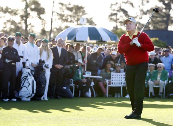 Bilder des Tages - SPORT Masters golf tournament begins Honorary starter Jack Nicklaus takes his ceremonial opening tee shot to mark the first round of the Masters in Augusta, Georgia, on April 5, 2018. 