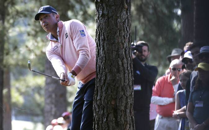 Matt Kuchar his second shot from out of the pine straw to the 1st hole in the 2nd round of the 2018 Masters Tournament at the Augusta National Golf Club in Augusta, Georgia, on April 6, 2018.  AUG20180406108 JOHNxANGELILLO