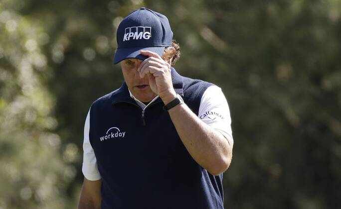 Phil Mickelson reacts after making his putt for par on the 1st hole in the 2nd round of the 2018 Masters Tournament at the Augusta National Golf Club in Augusta, Georgia, on April 6, 2018.  AUG20180406104 JOHNxANGELILLO