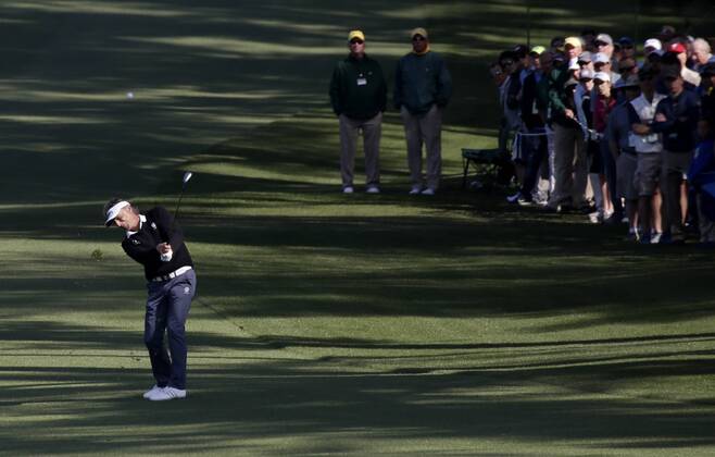 Bilder des Tages - SPORT Bernhard Langer of German hits an iron to the 2nd hole green in the 2nd round of the 2018 Masters Tournament at the Augusta National Golf Club in Augusta, Georgia, on April 6, 2018.  AUG20180406115 JOHNxANGELILLO