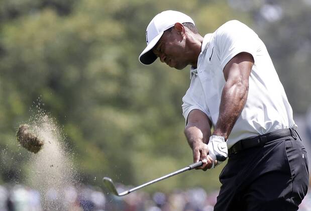 Tiger Woods hits his approach shot on there first hole in the 2nd round of the 2018 Masters Tournament at the Augusta National Golf Club in Augusta, Georgia, on April 6, 2018.  AUG20180406124 JOHNxANGELILLO