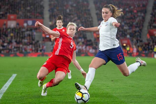 Melissa Lawley(15) of England crosses with Rhiannon Roberts(5) of Wales closing her down during the 2019 World Cup Qualification match between England Women and Wales Women at the St Mary s Stadium, Southampton, England on 6 April 2018. Copyright: xSimonxCarltonx 19510039