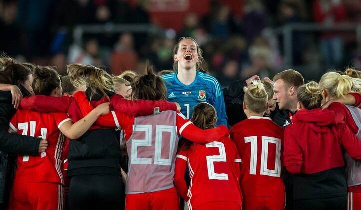 Goalkeeper Laura O Sullivan (Yeovil Town) of Wales Women celebrates with the squad at full time during the Women s World Cup Qualifying match between England Women and Wales Women at St Mary s Stadium, Southampton, England on 6 April 2018. Copyright: xAndyxRowlandx PMI-1947-0009