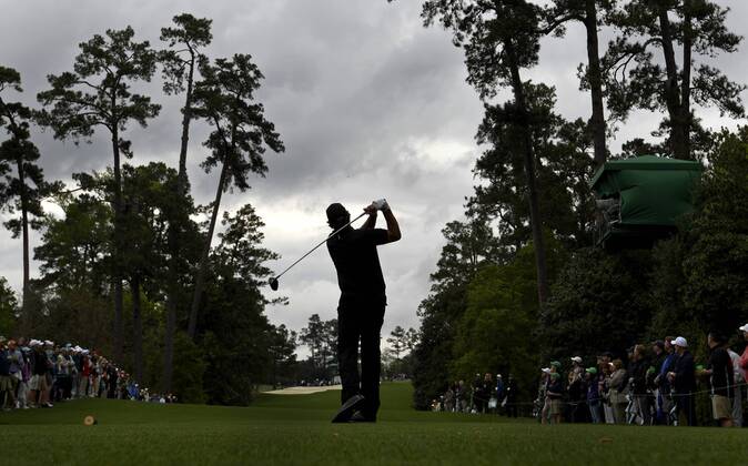 Phil Mickelson watches his drive off of the 18th tee during the third round of the 2018 Masters Tournament at the Augusta National Golf Club in Augusta, Georgia, on April 7, 2018.  AUG20180407306 KEVINxDIETSCH