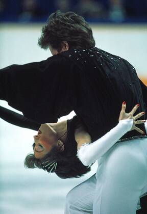 Marina Klimowa Sergej Ponomarenko Olympic Champion World Champion European Champion USR Champion in Ice Dance World Cup victories in 89 90 92 OLY Victory 92 OLY Silver 88 EU Victory 89 90 91 92 USSR Champion in 85 86 89 90 Photo Skating Hall of Fame 2000 Today they live in California as figure skating Trainer