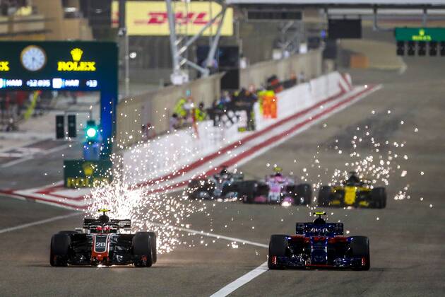 Motorsports: FIA Formula One World Championship WM Weltmeisterschaft 2018, Grand Prix of Bahrain, Sparks , 10 Pierre Gasly (FRA Toro Rosso Ferrari) , 20 Kevin Magnussen (DEN, Haas F1 Team) , Sakhir Bahrain