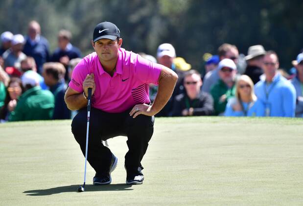 Bilder des Tages - SPORT Patrick Reed lines up a putt on the 1st hole before making a bogey in the final round of the 2018 Masters Tournament at the Augusta National Golf Club in Augusta, Georgia, on April 8, 2018.  AUG20180408102 KEVINxDIETSCH