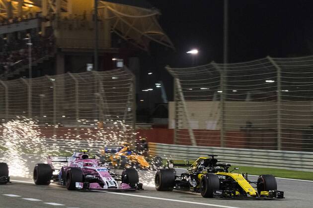 Motorsports: FIA Formula One World Championship WM Weltmeisterschaft 2018, Grand Prix of Bahrain, 31 Esteban Ocon (Sahara Force India F1 Team) 27 Nico Hülkenberg (Renault F1 Team), Sakhir Bahrain