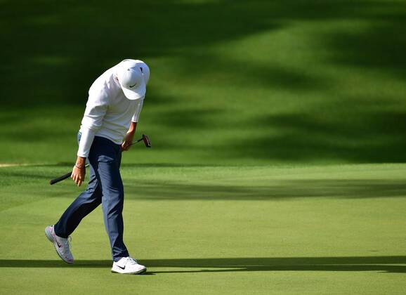 Rory McIlroy reacts to missing a putt not he 10th green during round 4 of the 2018 Masters Tournament at the Augusta National Golf Club in Augusta, Georgia, on April 8, 2018.  AUG20180408339 KEVINxDIETSCH