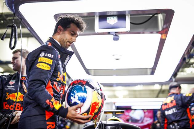 RICCIARDO Daniel (aus), Aston Martin Red Bull Tag Heuer RB14, portrait garage during 2018 Formula 1 FIA World Championship WM Weltmeisterschaft Bahrain Grand Prix, Sakhir Bahrain