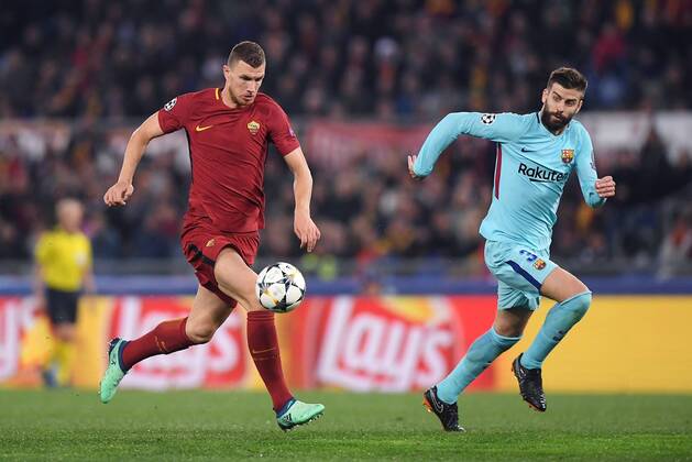 FUSSBALL CHAMPIONS LEAGUE SAISON 2017 2018 VIERTELFINALE RUECKSPIEL AS Rom - FC Barcelona Barca 10.04.2018 Edin Dzeko (re, AS Rom) gegen Gerard Pique (re, Barca)