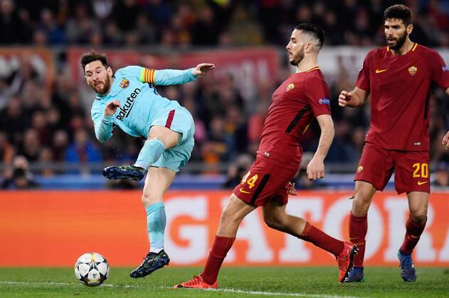 FUSSBALL CHAMPIONS LEAGUE SAISON 2017 2018 VIERTELFINALE RUECKSPIEL AS Rom - FC Barcelona Barca 10.04.2018 Lionel Messi (li, Barca) gegen Kostas Manolas (Mitte, AS Rom) beobachtet von Federico Fazio (re, AS Rom)
