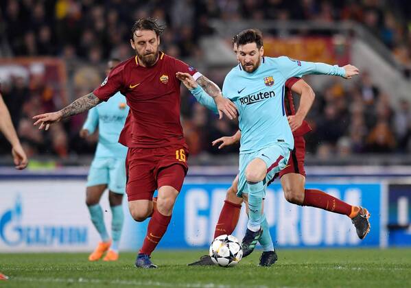 FUSSBALL CHAMPIONS LEAGUE SAISON 2017 2018 VIERTELFINALE RUECKSPIEL AS Rom - FC Barcelona Barca 10.04.2018 Lionel Messi (re, Barca) gegen Daniele De Rossi (li, AS Rom)