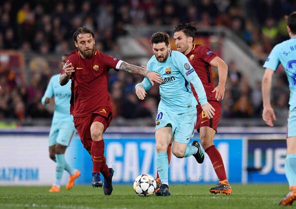 FUSSBALL CHAMPIONS LEAGUE SAISON 2017 2018 VIERTELFINALE RUECKSPIEL AS Rom - FC Barcelona Barca 10.04.2018 Lionel Messi (re, Barca) gegen Daniele De Rossi (li, AS Rom)