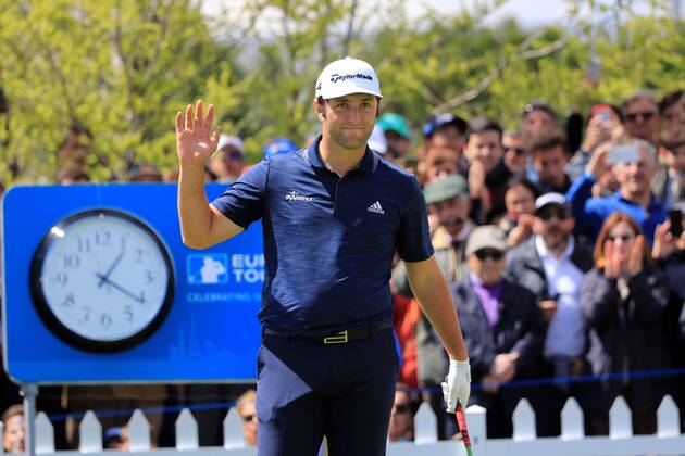 Jon Rahm of Spain waves to the public on the third day of Madrid Open golf tournament at the National Golf Course in Madrid, Spain, 14 April 2018. The Madrid Open runs from 12 to 15 April. Madrid Open !ACHTUNG: NUR REDAKTIONELLE NUTZUNG!  Copyright: xVICTORxLERENAx GRAF3599 20180414-636593118995456186