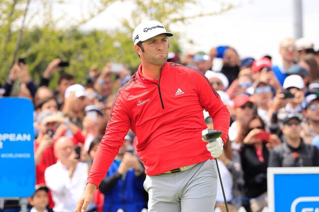 Jon Rahm of Spain watches his shot during Madrid Open golf tournament at the National Golf Course in Madrid, Spain, 15 April 2018. The Madrid Open runs from 12 to 15 April. Madrid Open !ACHTUNG: NUR REDAKTIONELLE NUTZUNG!  Copyright: xVICTORxLERENAx GRAF4260 20180415-636593996407363703