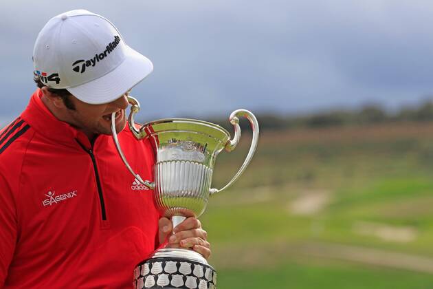 Jon Rahm of Spain celebrates after winning the Madrid Open golf tournament at the National Golf Course in Madrid, Spain, 15 April 2018. The Madrid Open runs from 12 to 15 April. Jon Rahm wins Madrid Golf Open !ACHTUNG: NUR REDAKTIONELLE NUTZUNG!  Copyright: xVICTORxLERENAx GRAF4571 20180415-636594154243435677
