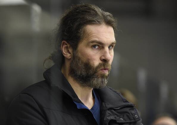 Utkani 8. kola baraze o hokejovou extraligu: Rytiri Kladno - HC Verva Litvinov, 13. dubna v Kladne. Jaromir Jagr z Kladna sleduje zapas ze stridacky. CTKPhotoP201804131073701  DML 015