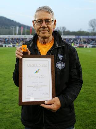 GER 3 Liga FC Carl Zeiss Jena vs 1 FC Magdeburg 17 04 18 Jena Ernst Abbe Sportfeld GER 3 League Season 2017 2018 30 Matchday Match Carl Zeiss Jena vs 1 FC Magdeburg pictured Eberhard Vogel 75 is honored with the Goldener Fussball Award