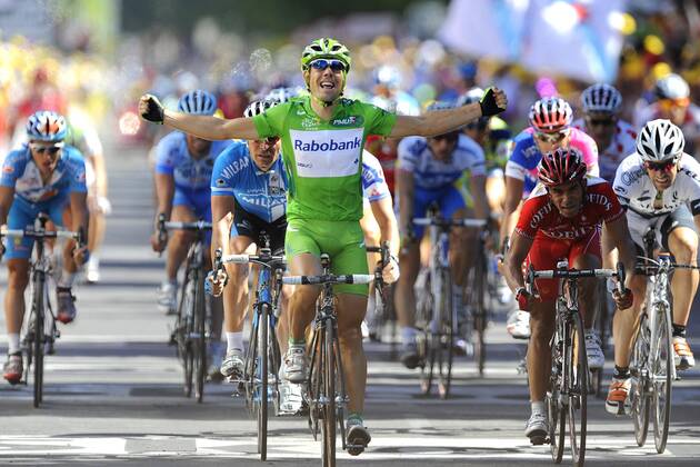 - DIGNE-LES-BAINS, FRANCE: Spanish Oscar Freire, in the green jersey of team Rabobank, celebrates as he wins the mass sprint at the end of the 14th stage of the Tour de France cycling race between Nimes and Digne-les-Bains, Saturday 19 July 2008. LUCxCLAESSEN x9825569x