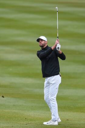SAN ANTONIO, TX - APRIL 20: Kevin Tway watches his approach shot during the second round of the Valero Texas Open at the TPC San Antonio Oaks Course in San Antonio, TX on April 20, 2018. (Photo by Daniel Dunn Icon Sportswire) GOLF: APR 20 PGA Golf Herren - Valero Texas Open Icon18042006 EDITORIAL USE ONLY