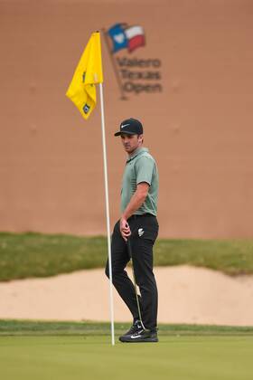 Bilder des Tages - SPORT SAN ANTONIO, TX - APRIL 20: Denny McCarthy walks across the green during the second round of the Valero Texas Open at the TPC San Antonio Oaks Course in San Antonio, TX on April 20, 2018. (Photo by Daniel Dunn Icon Sportswire) GOLF: APR 20 PGA Golf Herren - Valero Texas Open Icon18042018 EDITORIAL USE ONLY