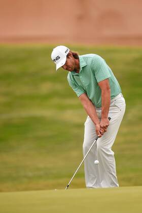 SAN ANTONIO, TX - APRIL 20: Aaron Baddeley chips onto the green during the second round of the Valero Texas Open at the TPC San Antonio Oaks Course in San Antonio, TX on April 20, 2018. (Photo by Daniel Dunn Icon Sportswire) GOLF: APR 20 PGA Golf Herren - Valero Texas Open Icon18042025 EDITORIAL USE ONLY