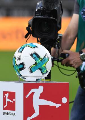 Soccer 1 BL Season 2017 2018 Round 31 Borussia Mönchengladbach vs VFL Wolfsburg 20 04 2018 Stadion im Borussia Park Mönchengladbach TV Ball Bundesliga Iconfoto