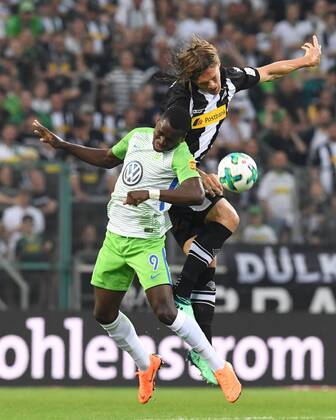 Soccer 1 BL Season 2017 2018 Round 31 Borussia Mönchengladbach vs VFL Wolfsburg 20 04 2018 Borussia Park Mönchengladbach Stadium Landry Nany Dimata VFL Wolfsburg Jannik Vestergaard Gladbach