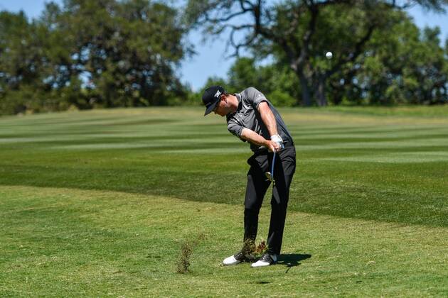 SAN ANTONIO, TX - APRIL 22: Zach Johnson hits out of the rough during the final round of the Valero Texas Open at the TPC San Antonio Oaks Course in San Antonio, TX on April 22, 2018.(Photo by Daniel Dunn Icon Sportswire) GOLF: APR 22 PGA Golf Herren - Valero Texas Open Icon18042232 EDITORIAL USE ONLY