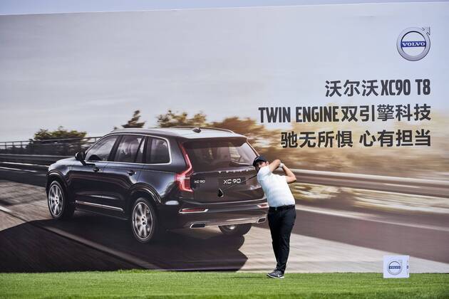 Alexander Levy of France competes in the first round of the 2018 Volvo China Open golf tournament in Beijing, China, 26 April 2018. Golf players tee off 2018 Volvo China Open  20180426_48088