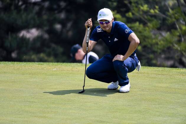 Li Haotong of China competes in the first round of the 2018 Volvo China Open golf tournament in Beijing, China, 26 April 2018. Golf players tee off 2018 Volvo China Open  20180426_86215
