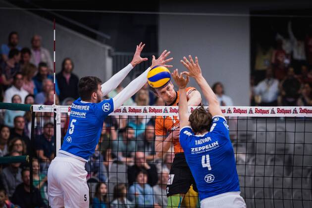 Friedrichshafen Germany 26 04 2018 Paul Carroll BR Volleys 12 against the block from David Sossenheimer Friedrichshafen 5 and Andreas Takvam Friedrichshafen 4 at the Playoff Final Game 1 of the Volleyball Bundesliga between VfB Friedrichshafen and the Berlin Recycling Volleys