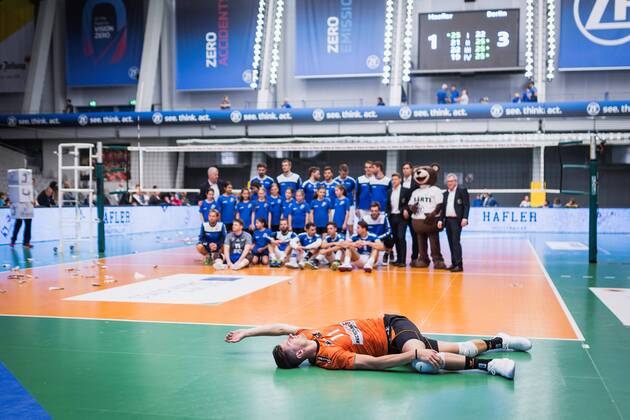 Friedrichshafen Germany 26 04 2018 Adam White BR Volleys 11 expands during VfB team photo makes the Volleyball Bundesliga between the VfB Friedrichshafen and the Berlin Recycling Volleys in the Playoff Final Game 1