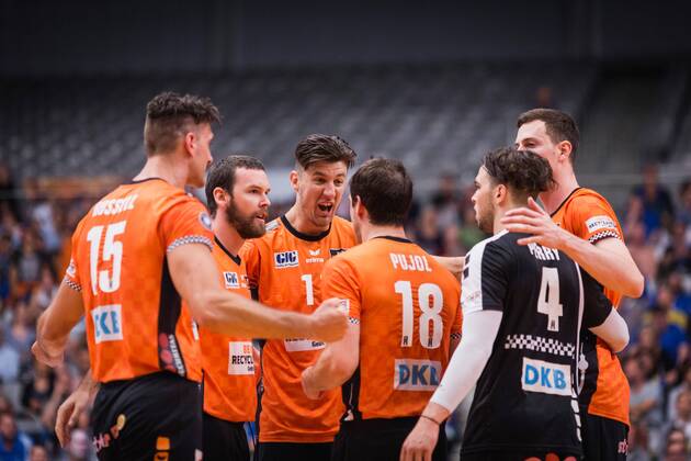 Friedrichshafen Germany 26 04 2018 Russell Kyle BR Volleys 15 Steven Marshall BR Volleys 2 Adam White BR Volleys 11 Pierre Pujol BR Volleys 18 Luke Perry BR Volleys 4 Graham Vigrass BR Volleys 8 in the Volleyball Bundesliga playoff final match between VfB Friedrichshafen and the Berlin Recycling Volleys
