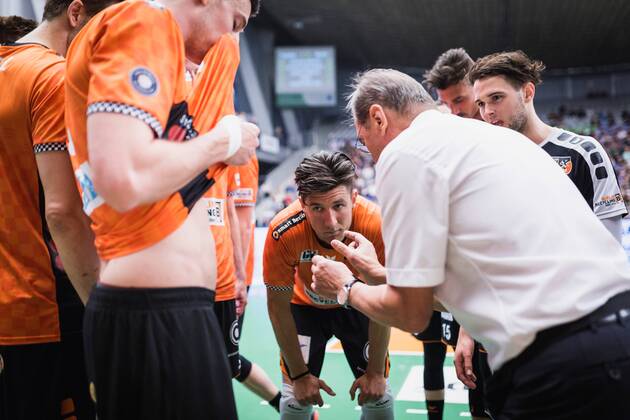 Friedrichshafen Germany 26 04 2018 Manager Stelian Moculescu BR Volleys gives instructions to Adam White BR Volleys 11 in the Playoff Final Game 1 of the Volleyball Bundesliga between VfB Friedrichshafen and the Berlin Recycling Volleys