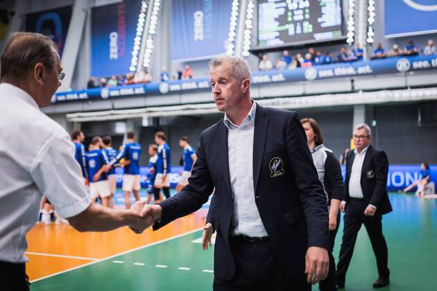 Friedrichshafen Germany 26 04 2018 Manager Stelian Moculescu BR Volleys and coach Vital Heynen Friedrichshafen shake hands after the game in the Playoff Final Game 1 of the Volleyball Bundesliga between VfB Friedrichshafen and the Berlin Recycling Volleys