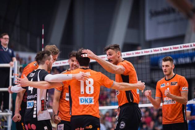 Friedrichshafen Germany 26 04 2018 Luke Perry BR Volleys 1 Robert Kromm BR Volleys 3 Adam White BR Volleys 11 Pierre Pujol BR Volleys 18 Russell Kyle BR Volleys 15 Aleksandar Okolic BR Volleys 1 celebrate the Volleyball Bundesliga playoff final match between VfB Friedrichshafen and the Berlin Recycling Volleys