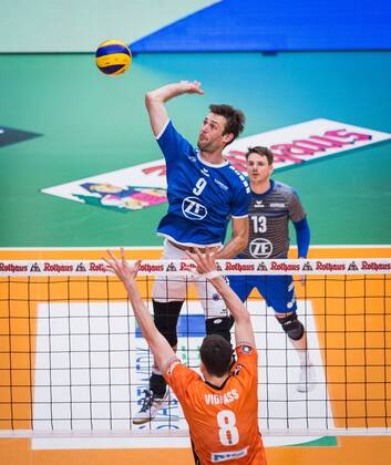 Friedrichshafen Germany 26 04 2018 Philipp Collin Friedrichshafen 9 against the block from Graham Vigrass BR Volleys 8 in the Playoff Final Game 1 of the Volleyball Bundesliga between VfB Friedrichshafen and the Berlin Recycling Volleys
