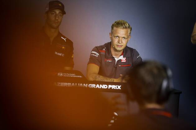 Motorsports: World Championship WM Weltmeisterschaft 2018; Grand Prix Azerbaijan, Grand Prix of Europe, Formula 1 2018 Azerbaijan Grand Prix, , 20 Kevin Magnussen (DEN, Haas F1 Team) , 3 Daniel Ricciardo (AUS, Red Bull Racing), Baku Azerbaijan