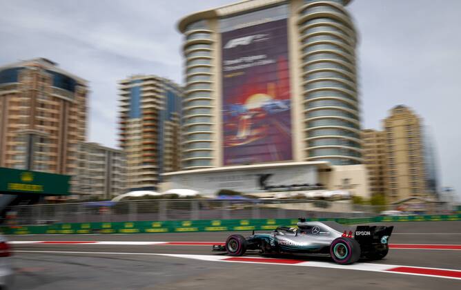 Bilder des Tages - SPORT Motorsports: World Championship WM Weltmeisterschaft 2018; Grand Prix Azerbaijan, Grand Prix of Europe, Formula 1 2018 Azerbaijan Grand Prix, 44 Lewis Hamilton (GBR, Mercedes AMG Petronas F1 Team), Baku Azerbaijan