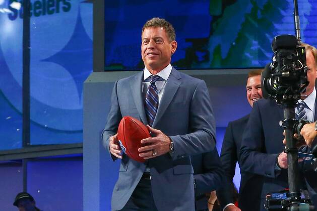 ARLINGTON, TX - APRIL 26: Former Dallas Cowboy Quarterback Troy Aikman walks on stage just prior to the first round of the 2018 NFL American Football Herren USA Draft at AT&T Statium on April 26, 2018 at AT&T Stadium in Arlington Texas. (Photo by Rich Graessle Icon Sportswire) NFL: APR 26 2018 NFL Draft Icon04261851842018 EDITORIAL USE ONLY