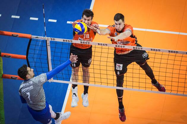 Berlin Germany 29 04 2018 Athanasios Protopsaltis Friedrichshafen 7 against the block from Pierre Pujol BR Volleys 18 and Graham Vigrass BR Volleys 8 at Playoff Final Game 2 of the Volleyball Bundesliga between Berlin Recycling Volleys and VfB Friedrichshafen