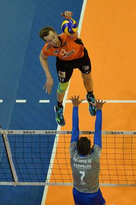 Volleyball Mens Season 2017 18 1 Bundesliga BR Volleys VfB Friedrichshafen Final Series for the German Championship 2 Game Paul Carroll Nr 12 Berlin Recycling Volleys Athanasios Protopsaltis Nr 7 VfB Friedrichshafen 29 04 18 Copyright: xMichaelxHundtx xMatthiasxKochx
