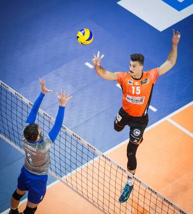 Berlin Germany 29 04 2018 Russell Kyle BR Volleys 15 against the block from David Sossenheimer Friedrichshafen 5 in the Playoff Final Game 2 of the Volleyball Bundesliga between Berlin Recycling Volleys and VfB Friedrichshafen