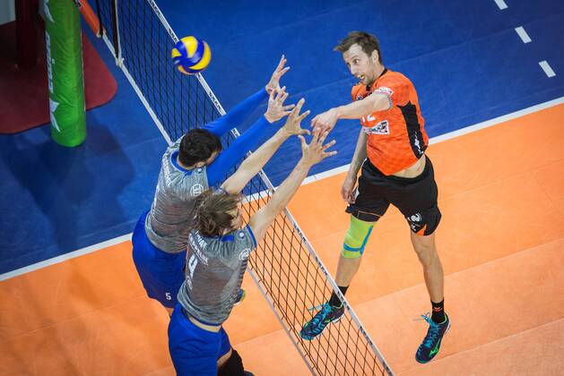 Berlin Germany 29 04 2018 Paul Carroll BR Volleys 12 against the block from David Sossenheimer Friedrichshafen 5 and Andreas Takvam Friedrichshafen 4 at the Playoff Final Game 2 of the Volleyball Bundesliga between Berlin Recycling Volleys and VfB Friedrichshafen