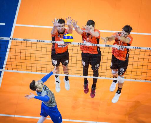 Berlin Germany 29 04 2018 Martin Atanasov Friedrichshafen 8 against the block from Adam White BR Volleys 11 Graham Vigrass BR Volleys 8 Adam White BR Volleys 11 at Playoff Final Game 2 of the Volleyball Bundesliga between Berlin Recycling Volleys and VfB Friedrichshafen